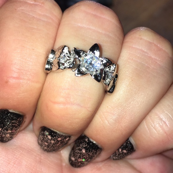 5 Stone Flower 🌸 Ring - Picture 3 of 8